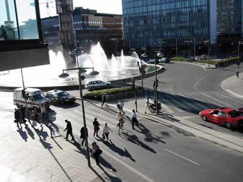 Figure 2-1. Pedestrian and bicycle traffic at signalized intersection in Stockholm, Sweden.