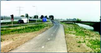 ural bike facility parallel to roadway, The Netherlands