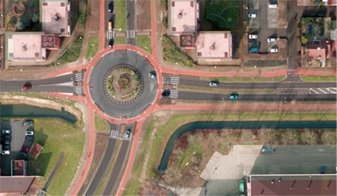 Figure 31 Example of a roundabout with cycle lanes - Description: An aerial view of a roundabout 
