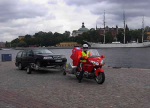 Photo of Swedish Road Assist vehicle towing a vehicle.